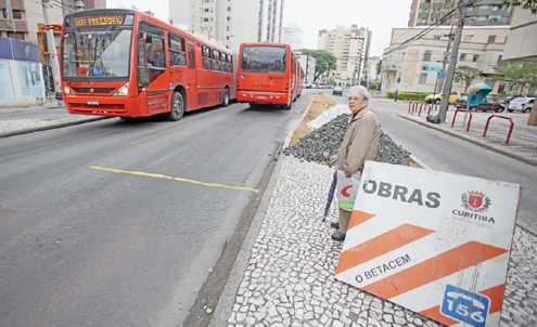 Comerciantes reclamam de obras de alargamento em canaletas